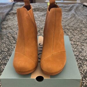 TOMS Women's KELSEY wedge Ankle Boots NIB tan 8M